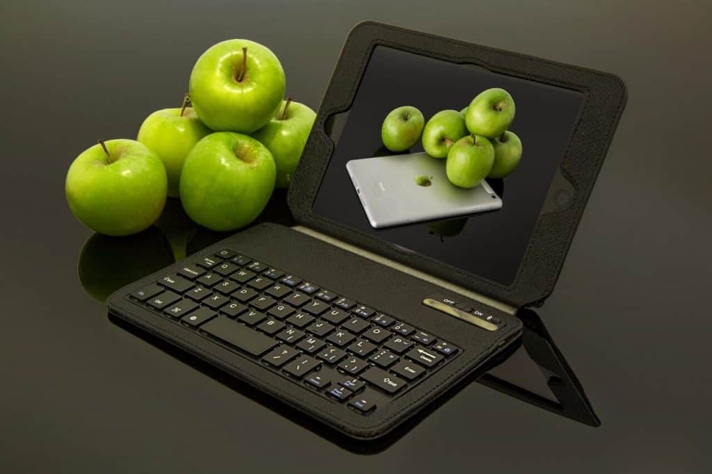 Laptop i jabłka