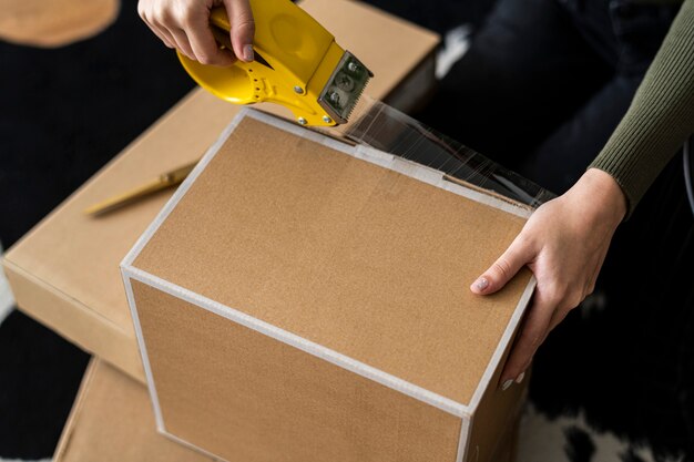 Jak wybrać odpowiednią taśmę klejącą do pakowania dla Twojej firmy?